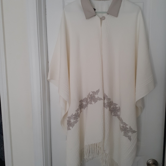 Cream Poncho - Picture 4 of 4